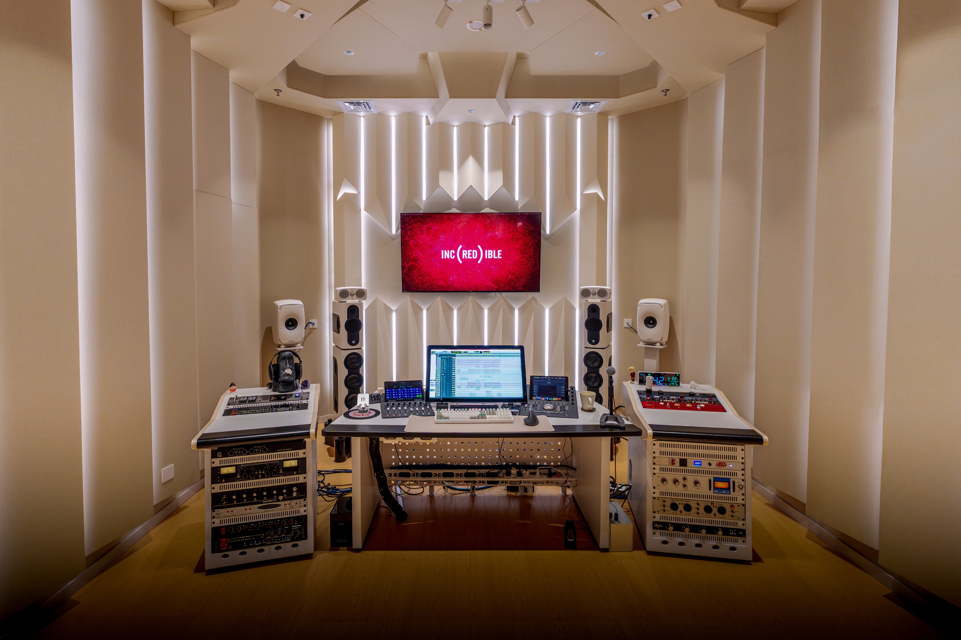 REDLIGHT STUDIO 的 Studio R 暖白控制室与前墙监听系统